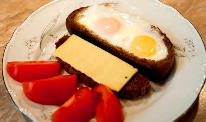 Гренки с яйцом и сыром