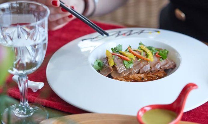 Свиной язык со сладким соусом Васаби