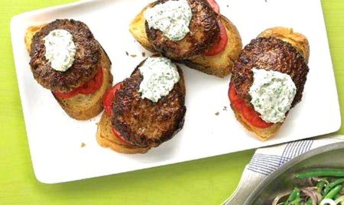 Открытые бургеры с говядиной, фасолью и соусом