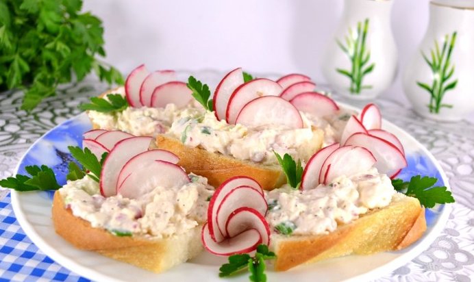 Бутерброды с пастой из редиса и плавленного сыра