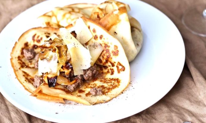 Блины с говядиной и луком