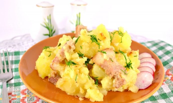 Картофель отварной со свиной грудинкой и луком