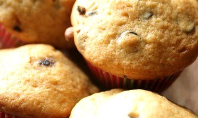 Постные фисташковые маффины с черникой