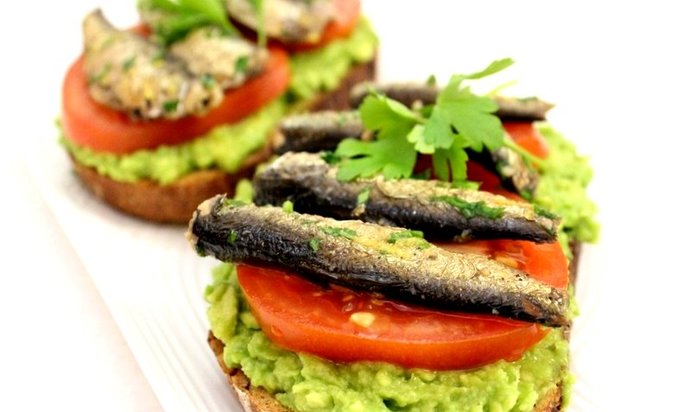 Бутерброды со шпротами и авокадо