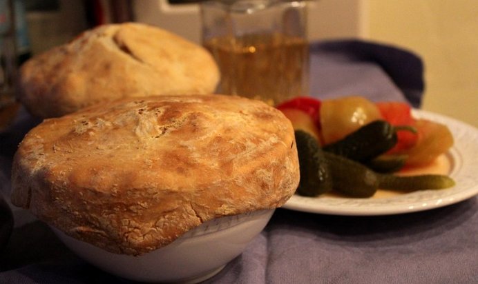 Пельмени в соусе из белых грибов под хлебной шапкой