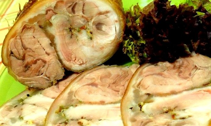 Рулет из свиной рульки