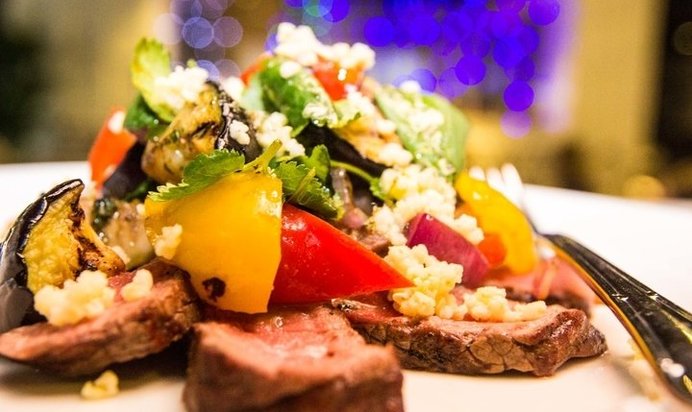 Салат с курицей, черносливом и виноградом