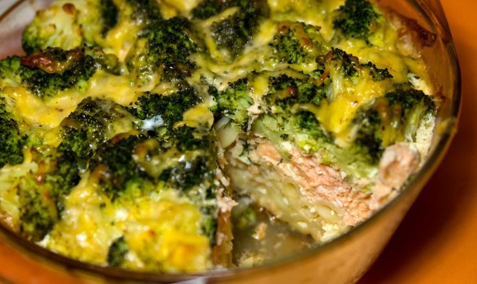 Запеканка с семгой и брокколи