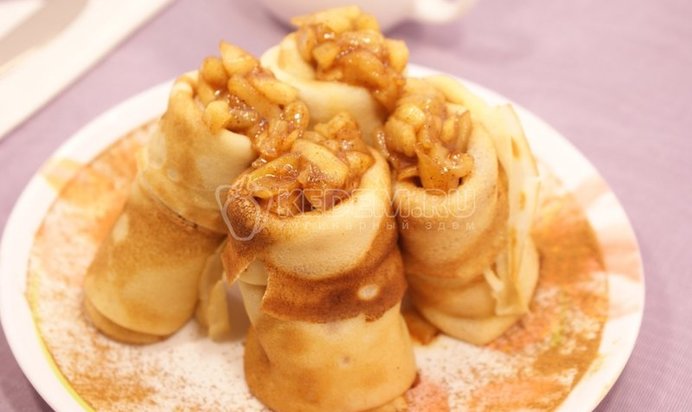 Блинчики с яблоками и корицей