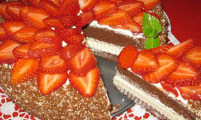 Шоколадно-клубничный торт