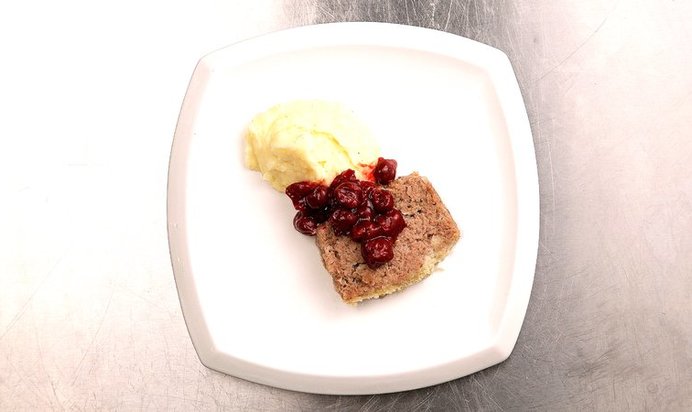 Мясной хлеб с вишневым соусом