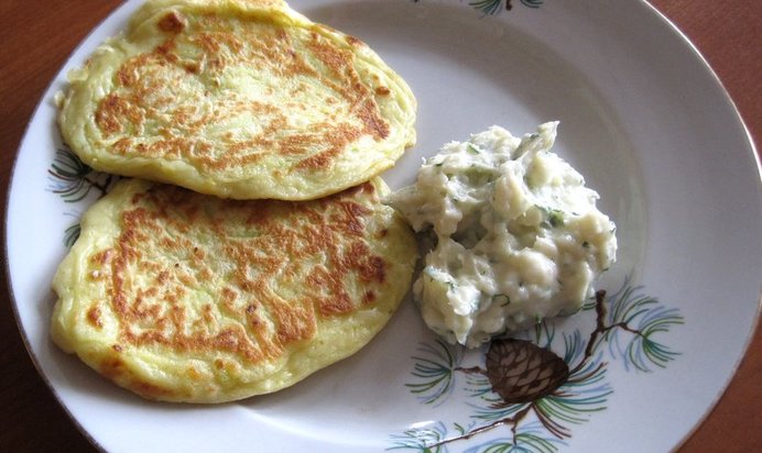 Оладьи из цукини с сырным соусом