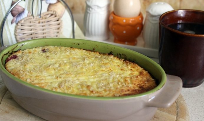 Творожная запеканка с овсяными хлопьями и вишней