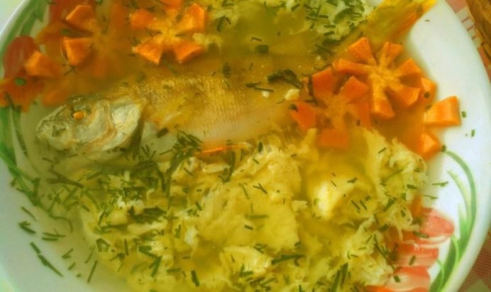 Рыбный суп уха из окуня