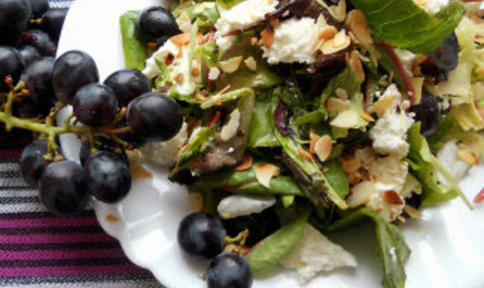 Салат с виноградом, фетой и миндальными лепестками