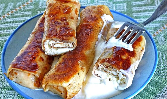 Яичные блинчики на молоке с творожной начинкой