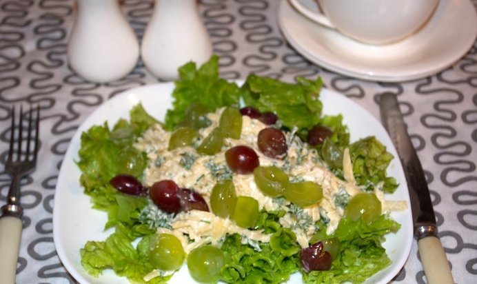 Салат с виноградом, сыром и чесноком