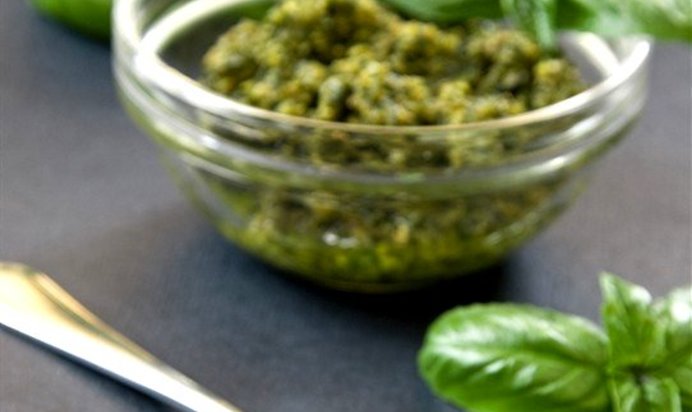 Мятное песто с грецкими орехами к баранине