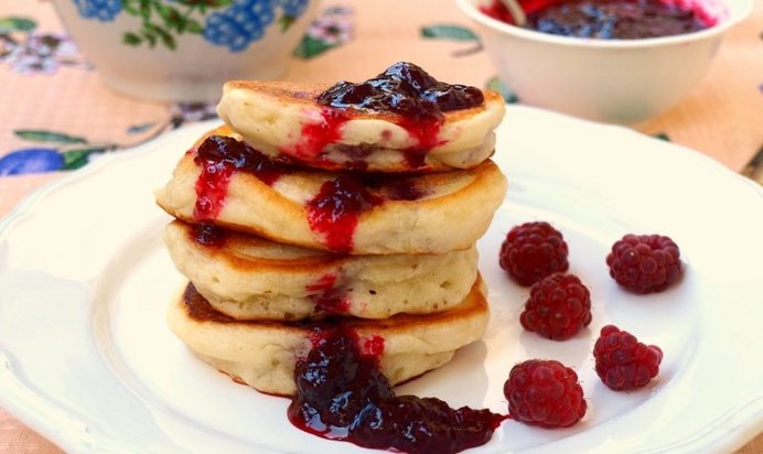Оладьи без яиц с малиной