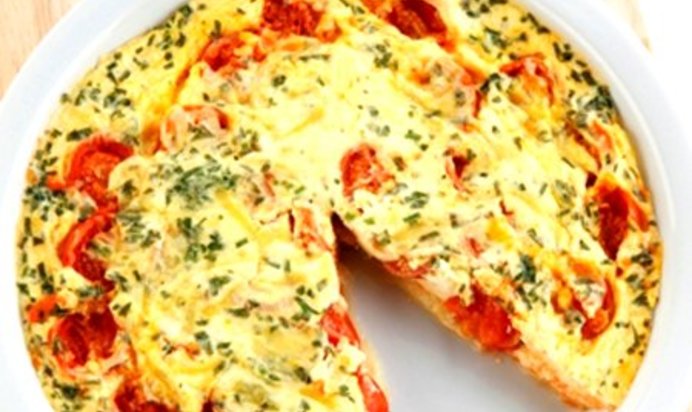 Омлет с сыром и помидорами на сковороде