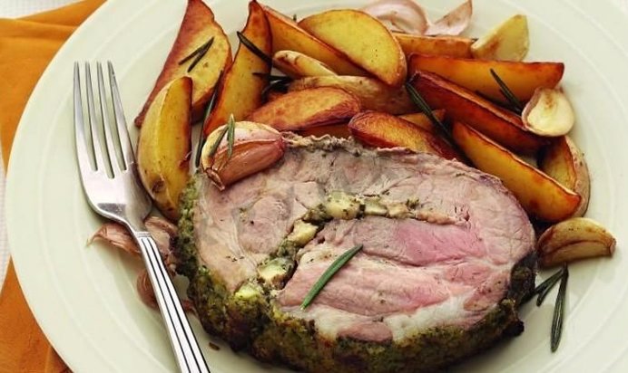 Свиной окорок в ароматной шубе