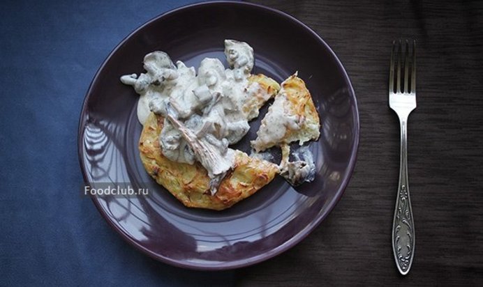 Драники со сметано-грибным соусом