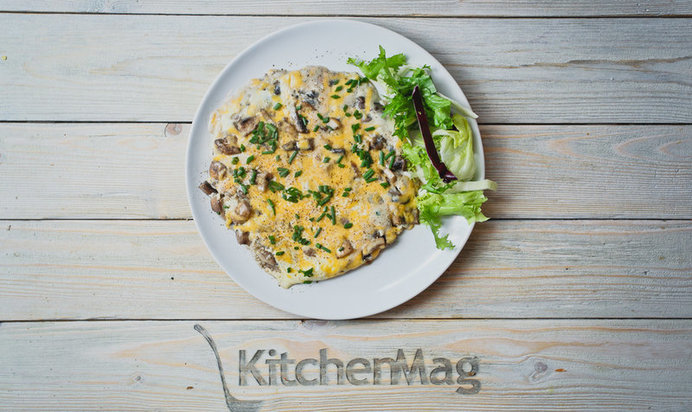 Аппетитный омлет с сыром и грибами