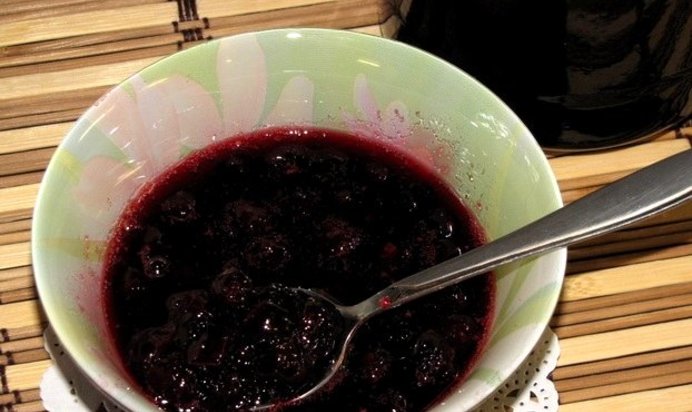 Вишня в сиропе с косточкой