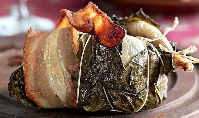 Перепелки в виноградных листьях