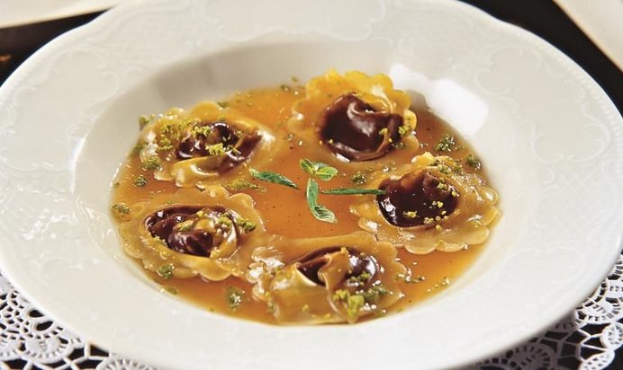 Шоколадные пельмени с манговым соусом