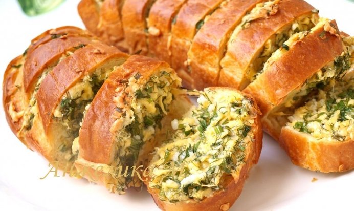 Запечённый батон с чесноком и сыром