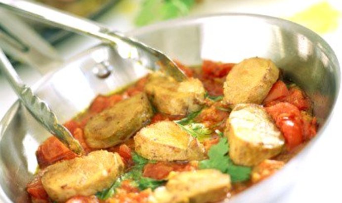 Соте из куриных грудок с томатами, маслинами и белым вином