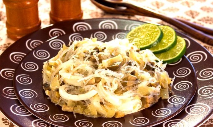 Салат с кальмарами, грибами и фунчозой