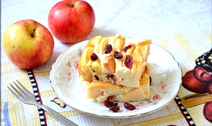 Творожно-яблочная запеканка с клюквой