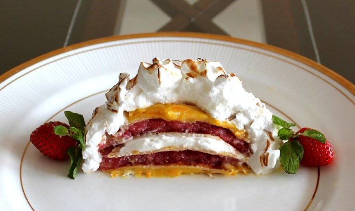 Запеченная аляска с блинчиками, клубничным желе и апельсиновым курдом