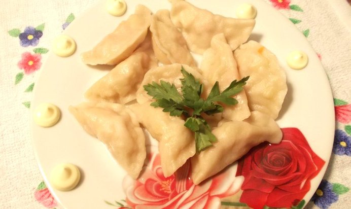 Картофельные вареники с морковью и луком