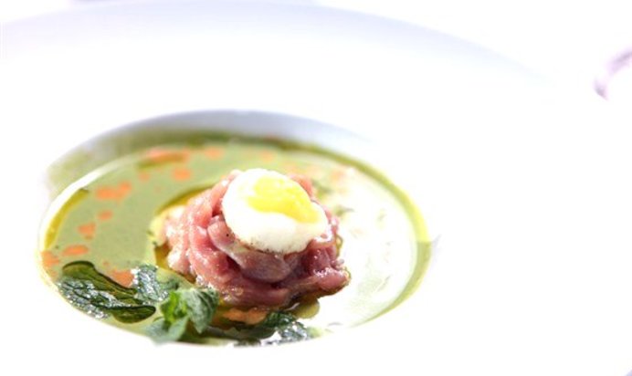 Суп из шпината с тартаром из молодого теленка