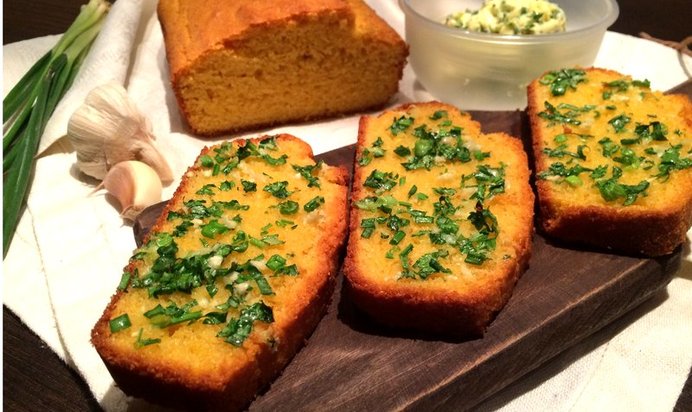 Кукурузный хлеб с зеленью и чесноком