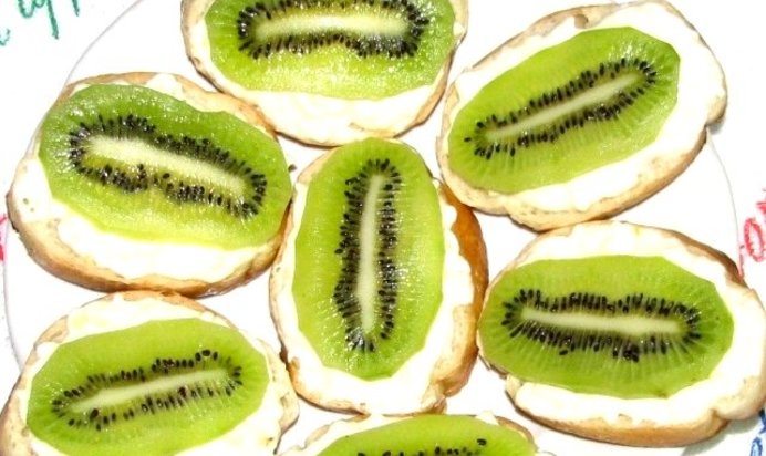 Бутерброды с сыром и киви