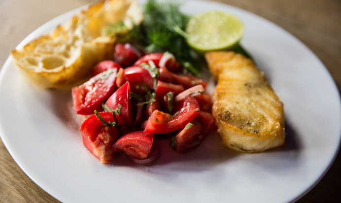 Филе сибаса с салатом