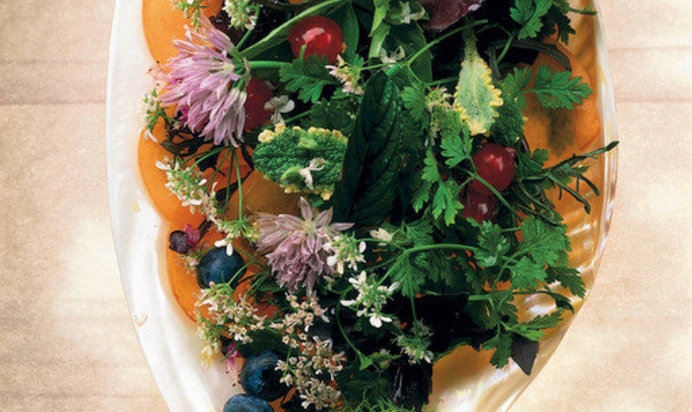 Салат из трав, листьев и цветов с абрикосовой стружкой