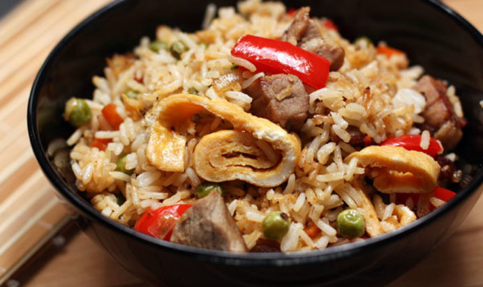 Рис со свининой, овощами и омлетом