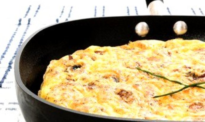 Омлет с куриной печенью и помидорами