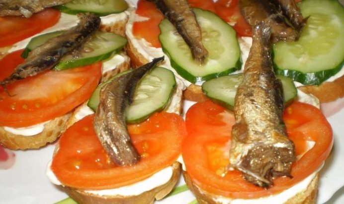 Бутерброды со шпротами и огурцом