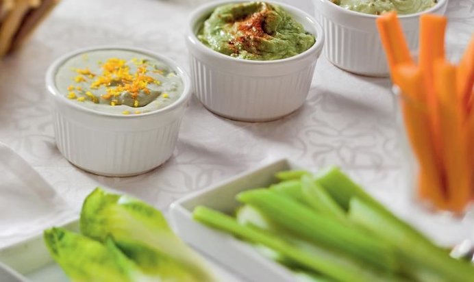 Свежие овощи с тремя видами сырного соуса