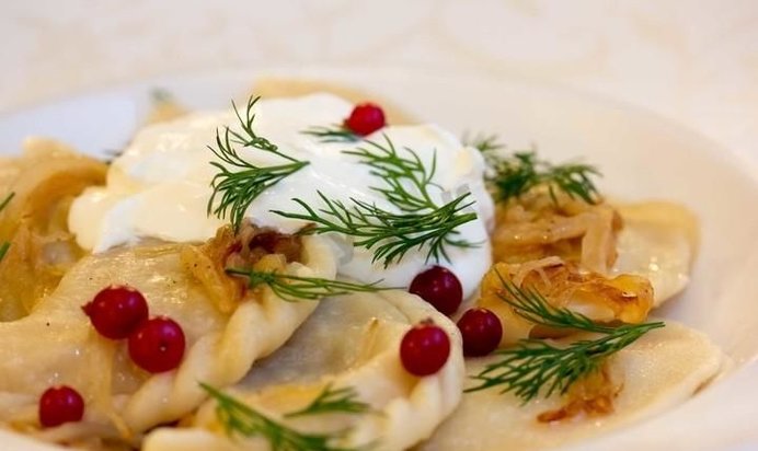 Вареники с кислой капустой и мятым картофелем