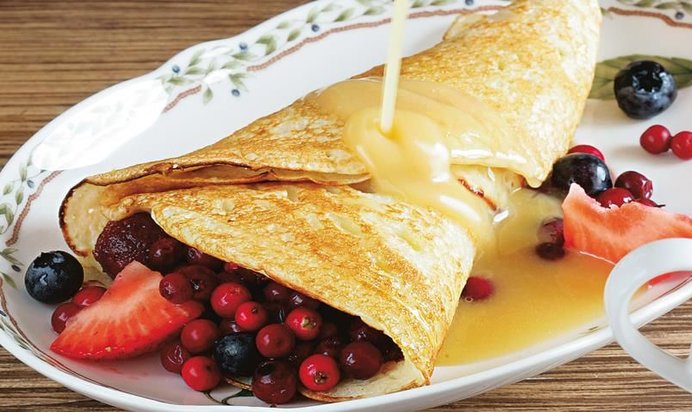 Французские блинчики (крепы) с ягодами и сливочным соусом