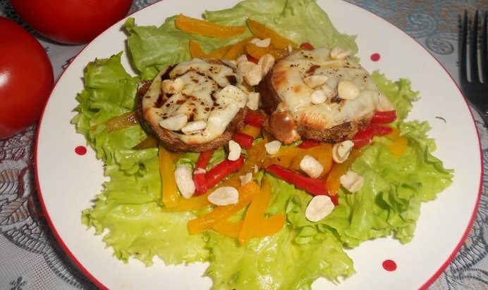 Салат с румяными гренками