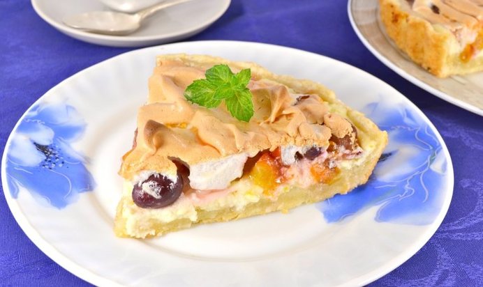 Песочный пирог с творогом, сливами и виноградом под меренгой