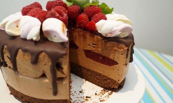 Шоколадный торт-суфле с малиновым конфи